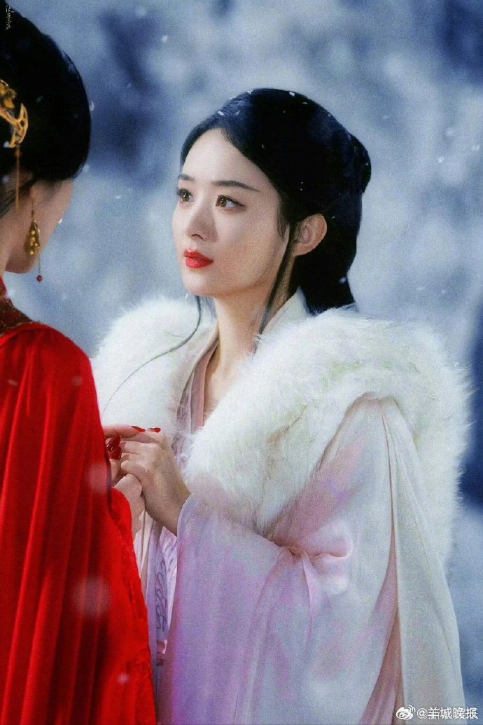 女星毛领斗篷造型盘点，赵丽颖杨紫迪丽热巴等亮相