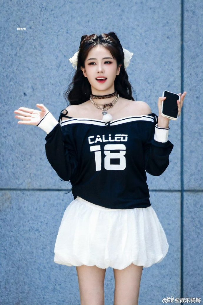 金鹤龙打造白鹿鹿系小野猫妆，蜜桃腮红细闪眼妆吸睛