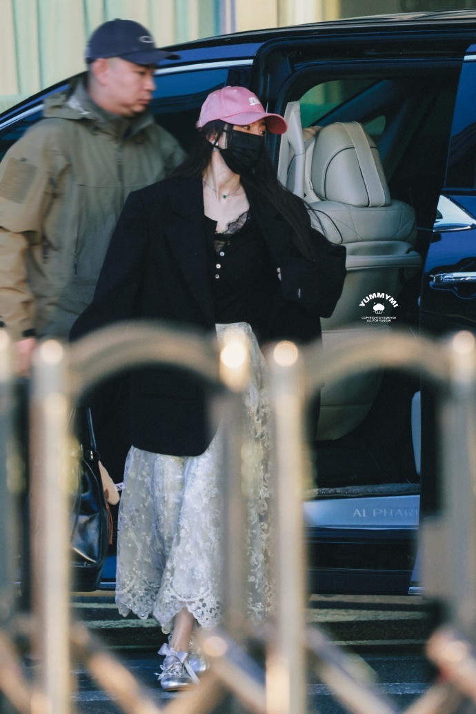 杨幂粉帽白裙现身机场，启程进组江山大同