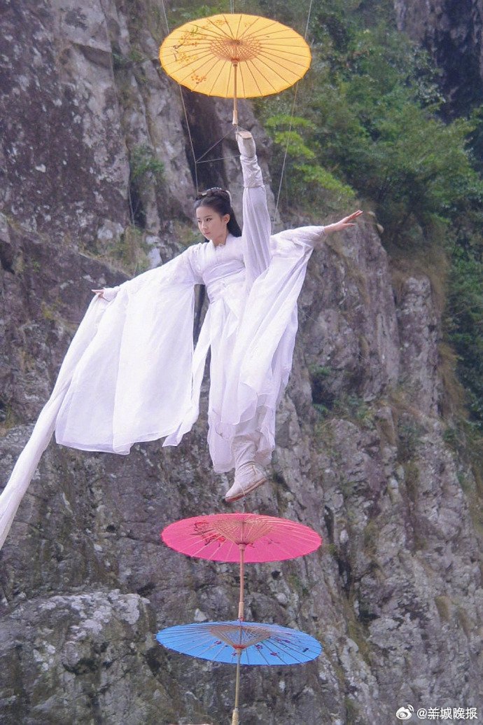 刘亦菲杨幂等女星吊威亚仙气十足