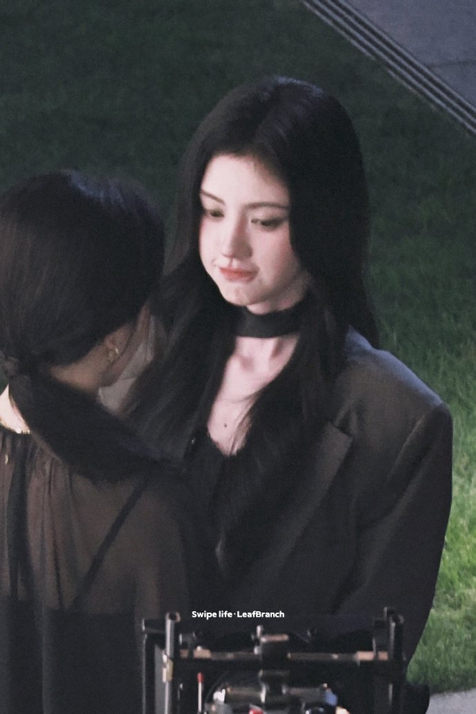 鞠婧祎企图萌混过关，小美女一枚