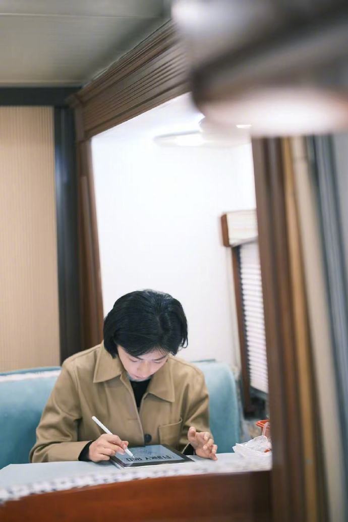 万茜手绘中秋兔，国风构图展现绘画功底