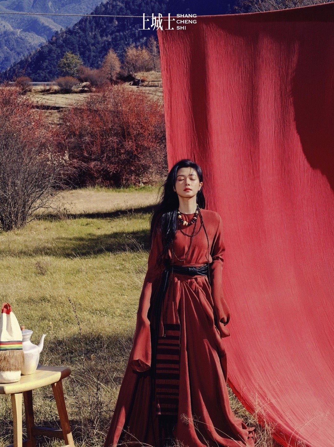 万茜雪山大片释出，民族服饰造型惊艳