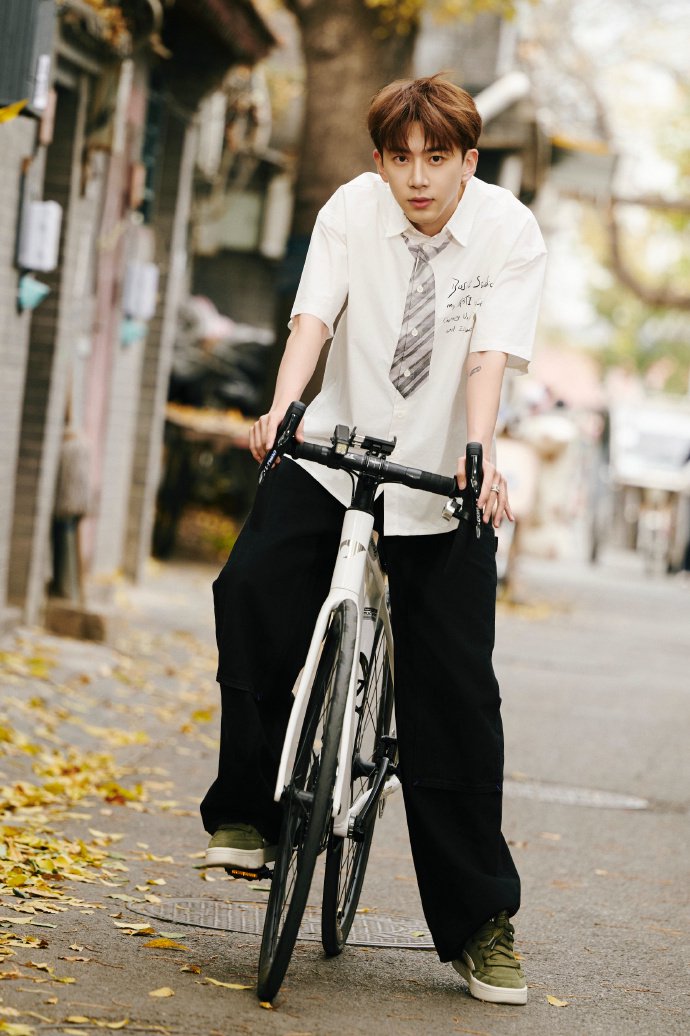 费启鸣骑单车展现少年感