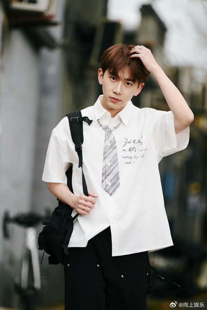 费启鸣骑单车展现少年感