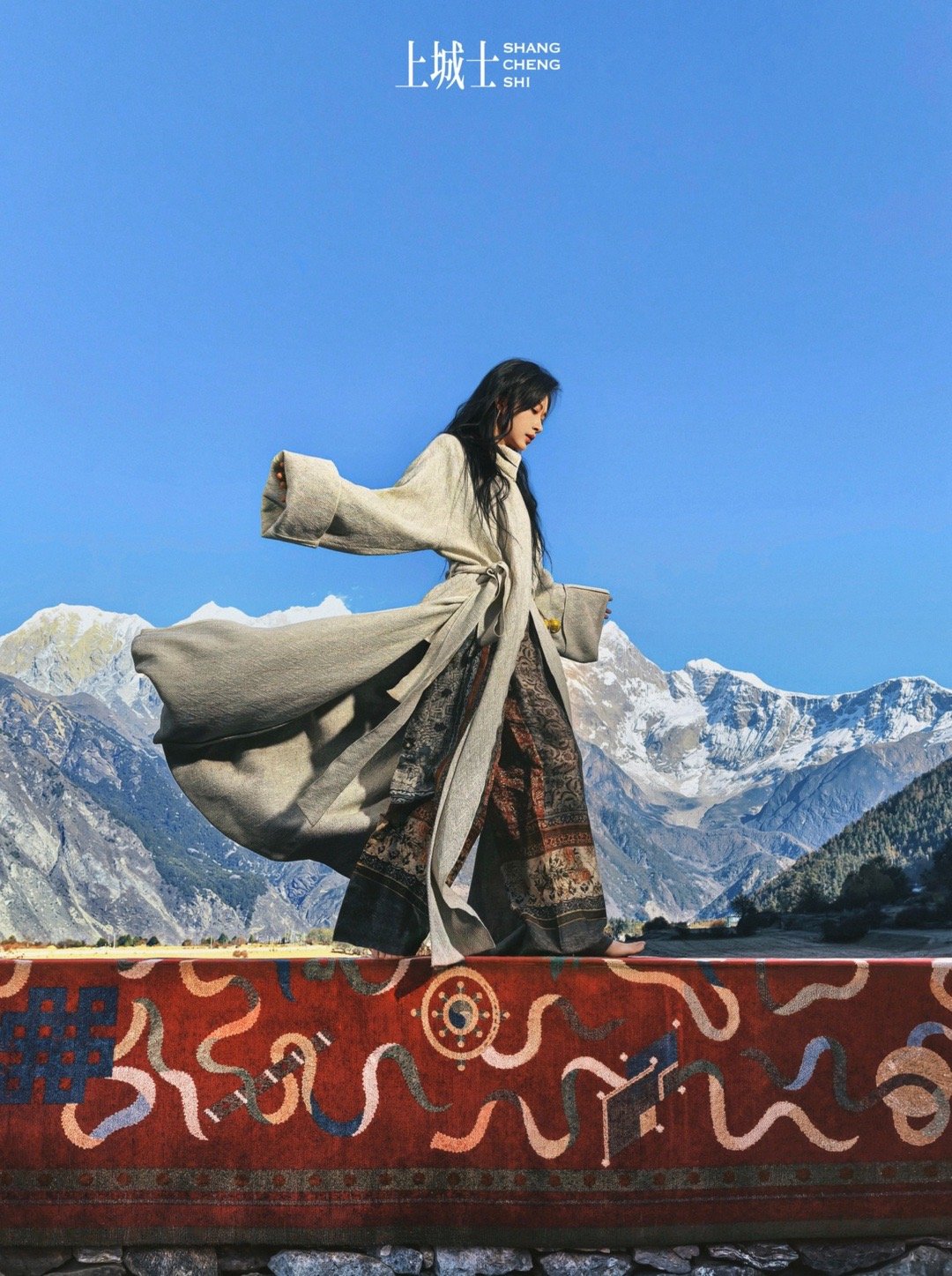 万茜红袍白装演绎雪山大片，野性气质与自然交融