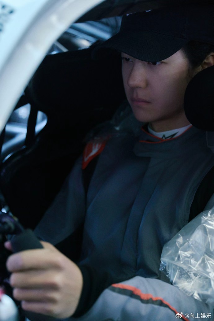 王一博车内随拍曝光，85号赛车手拍照姿势引关注