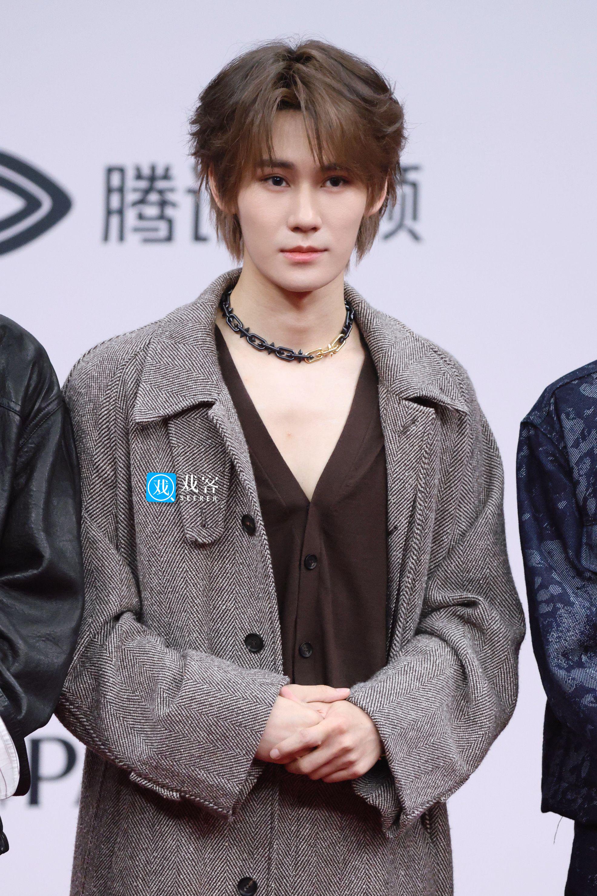 张真源星光大赏红毯深V造型亮相