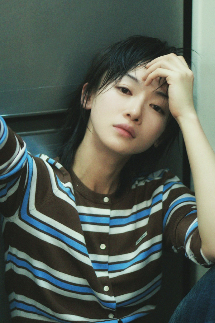 吴谨言短发造型曝光，酷姐变身帅弟引热议