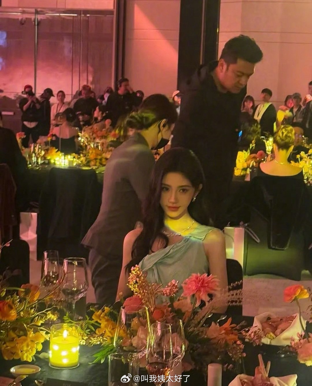 鞠婧祎亮相时尚芭莎内场状态佳