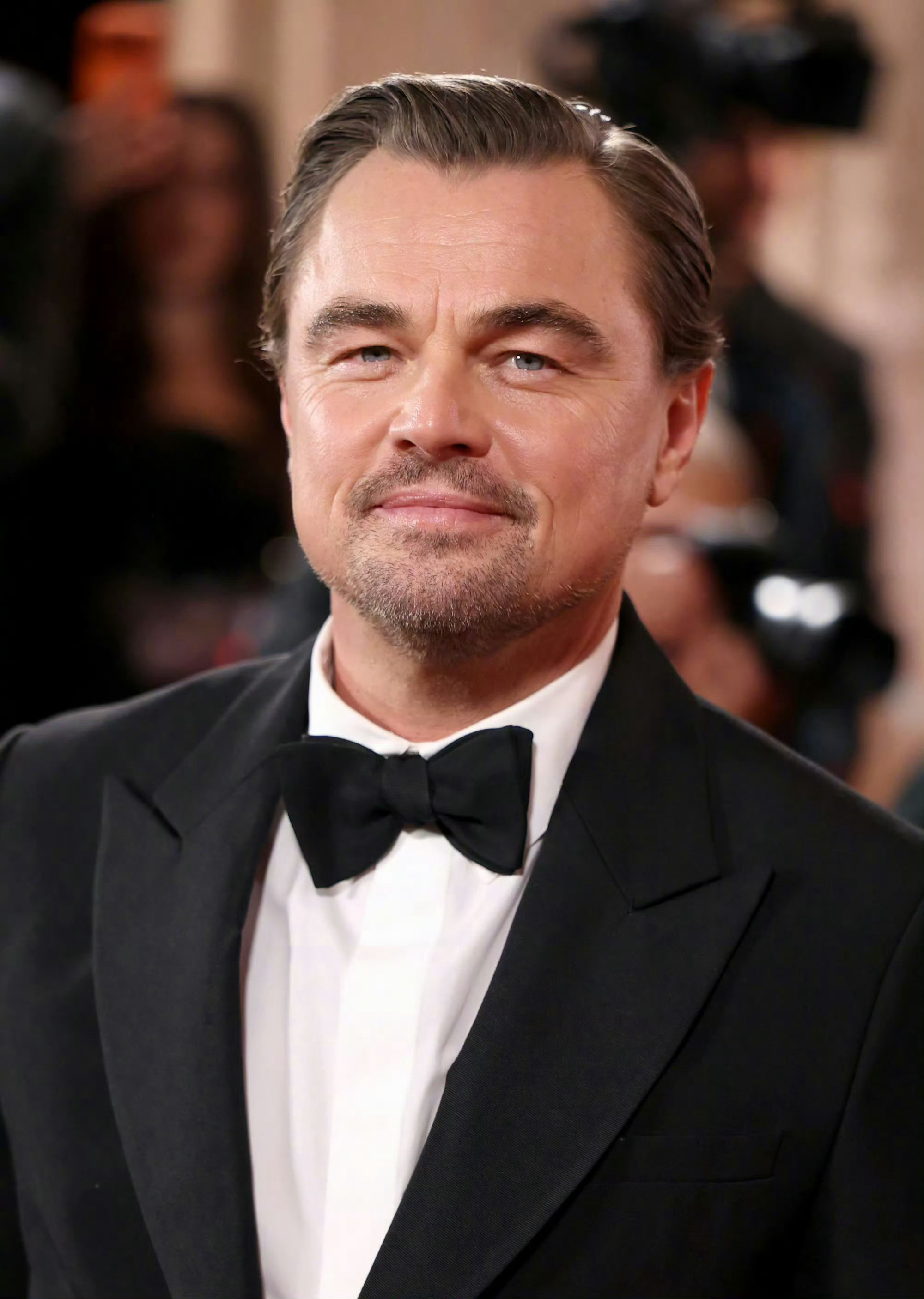 莱昂纳多亮相金球奖红毯状态良好