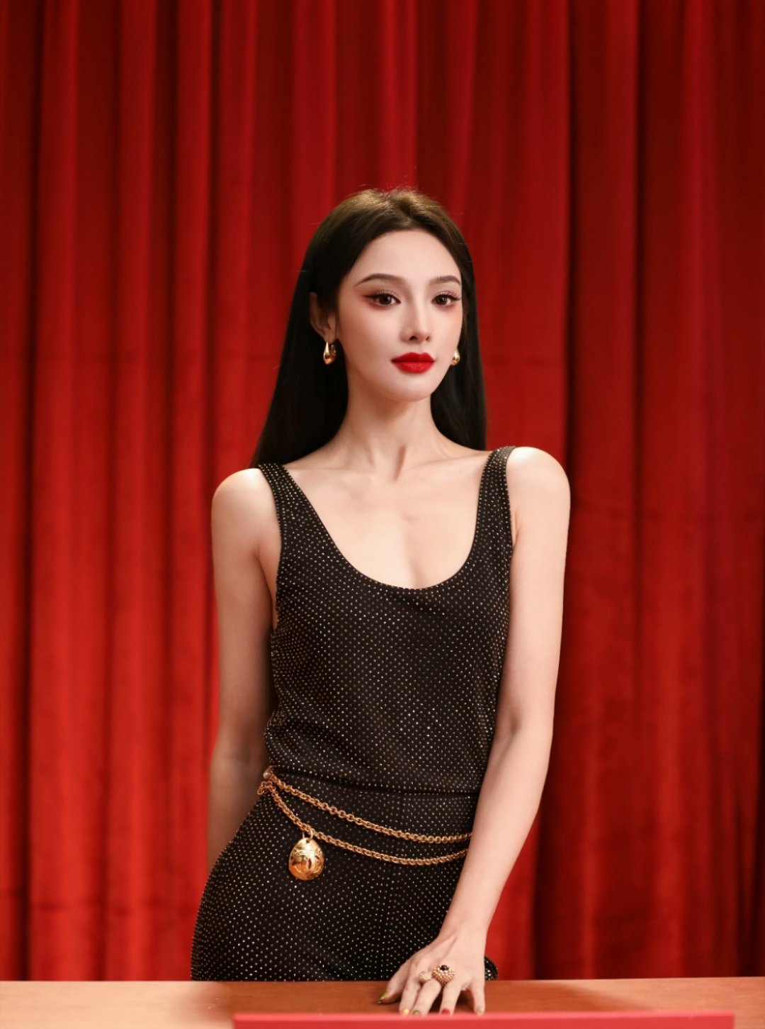 彭小苒黑色亮钻吊带造型展现优越直角肩