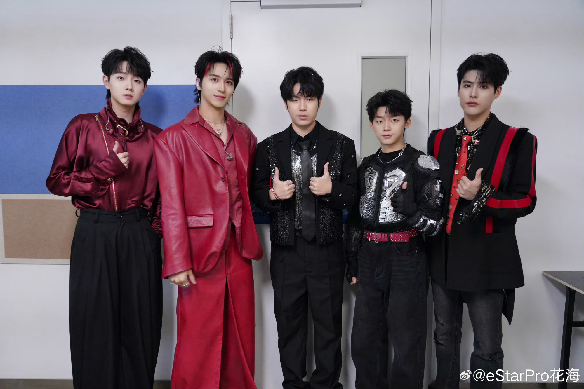 跨界运动员耶宝与花海许魏洲微博之夜合照