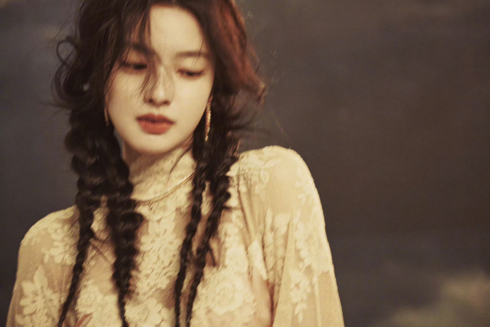 徐若晗亮相2025爱奇艺尖叫之夜，Zimmermann连衣裙搭长靴展复古波西米亚风