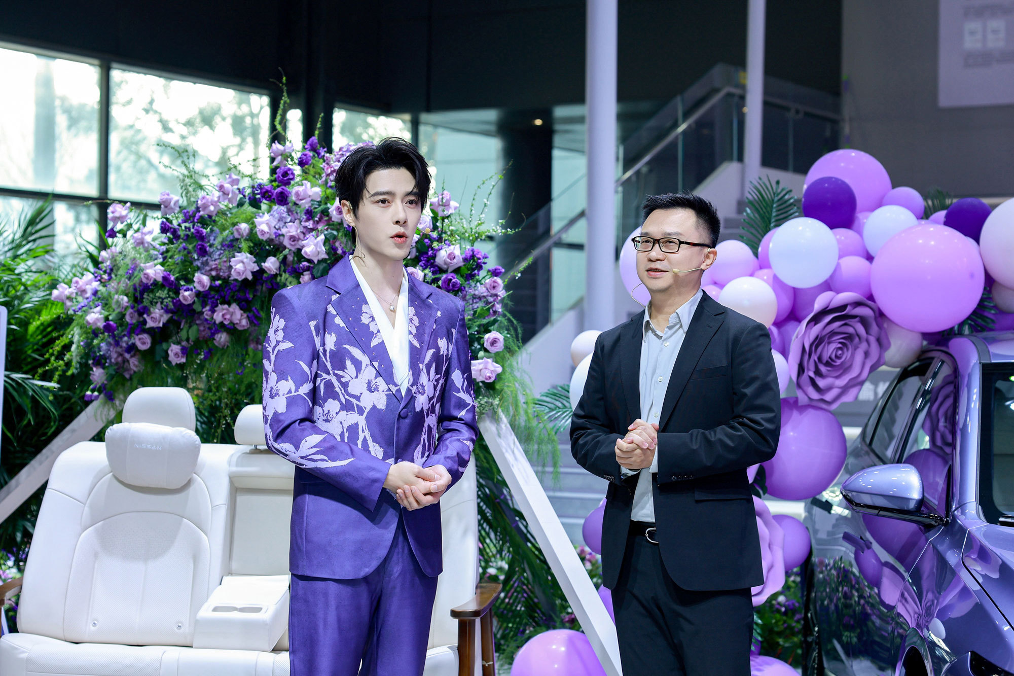 方逸伦交车仪式赞风信紫N6沙发舒适