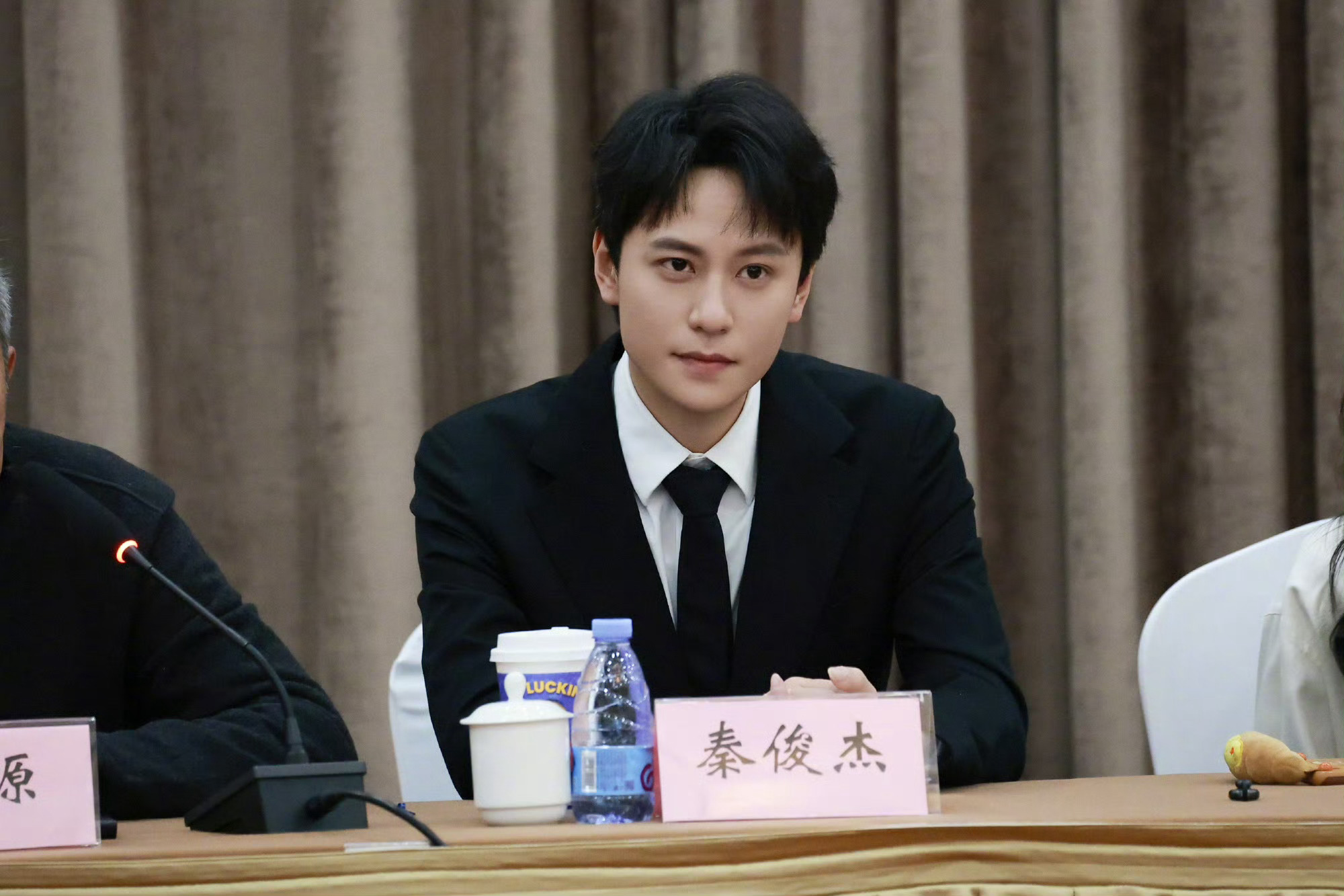 秦俊杰出席《乌蒙深处》座谈会气质沉稳