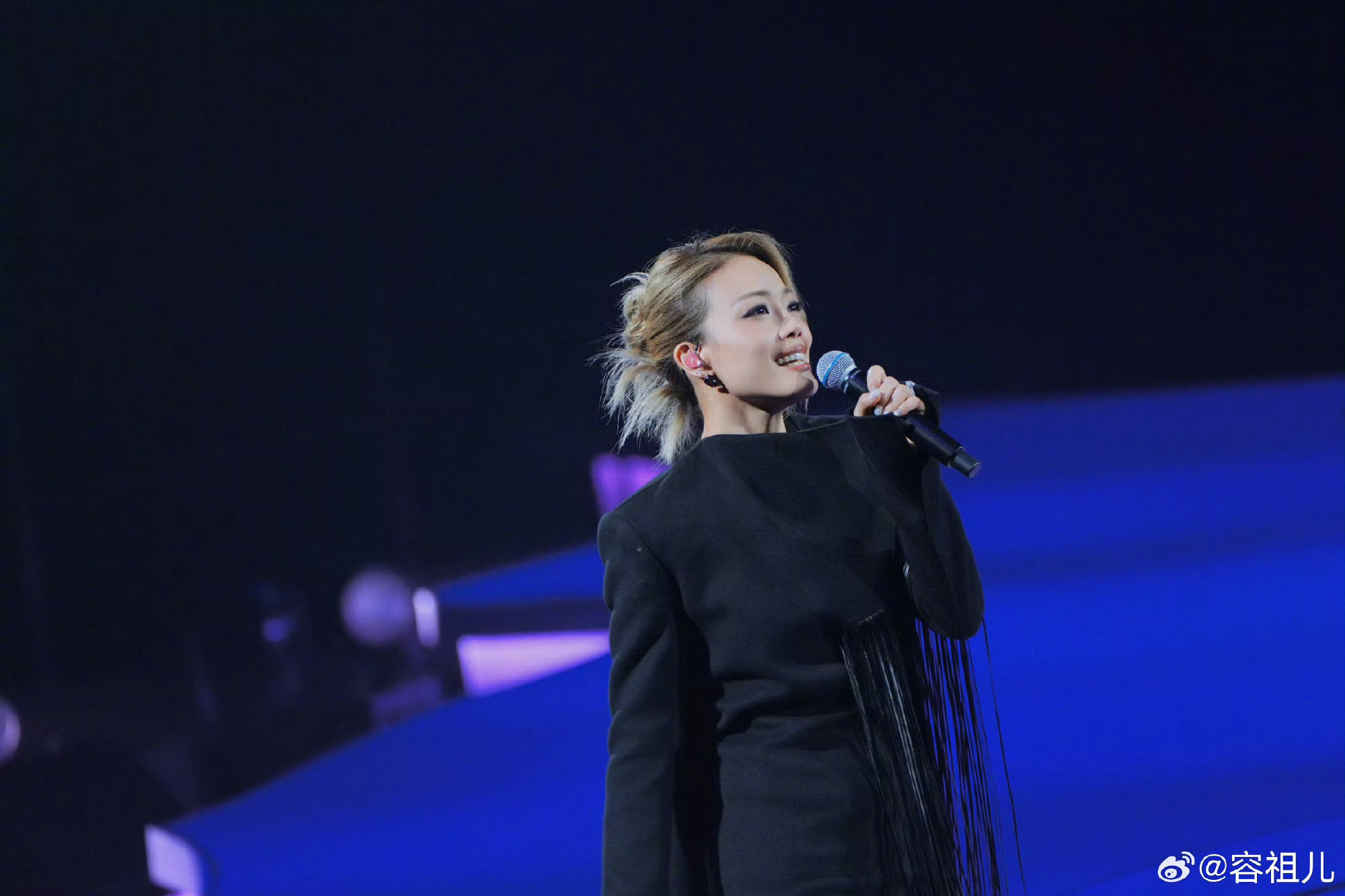 容祖儿探班视频展现自信俏皮一面