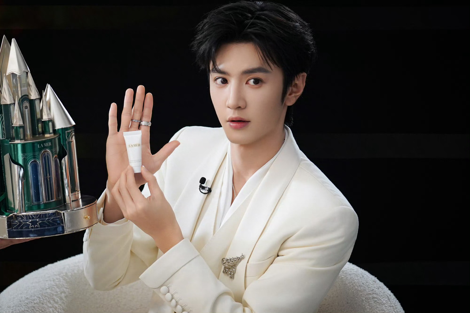 陈哲远出席LA MER直播，白色西装造型诠释白马王子气质