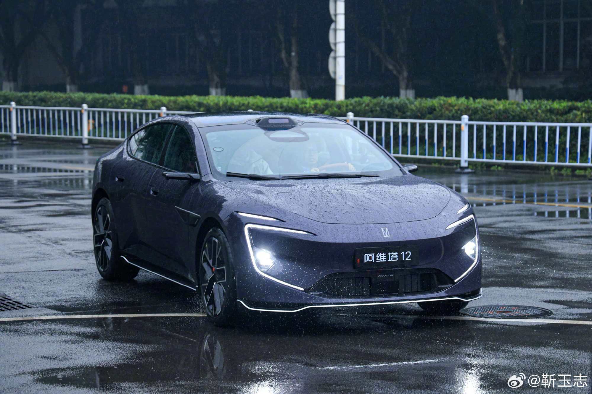 新款阿维塔12亮相，搭载华为乾崑四激光方案