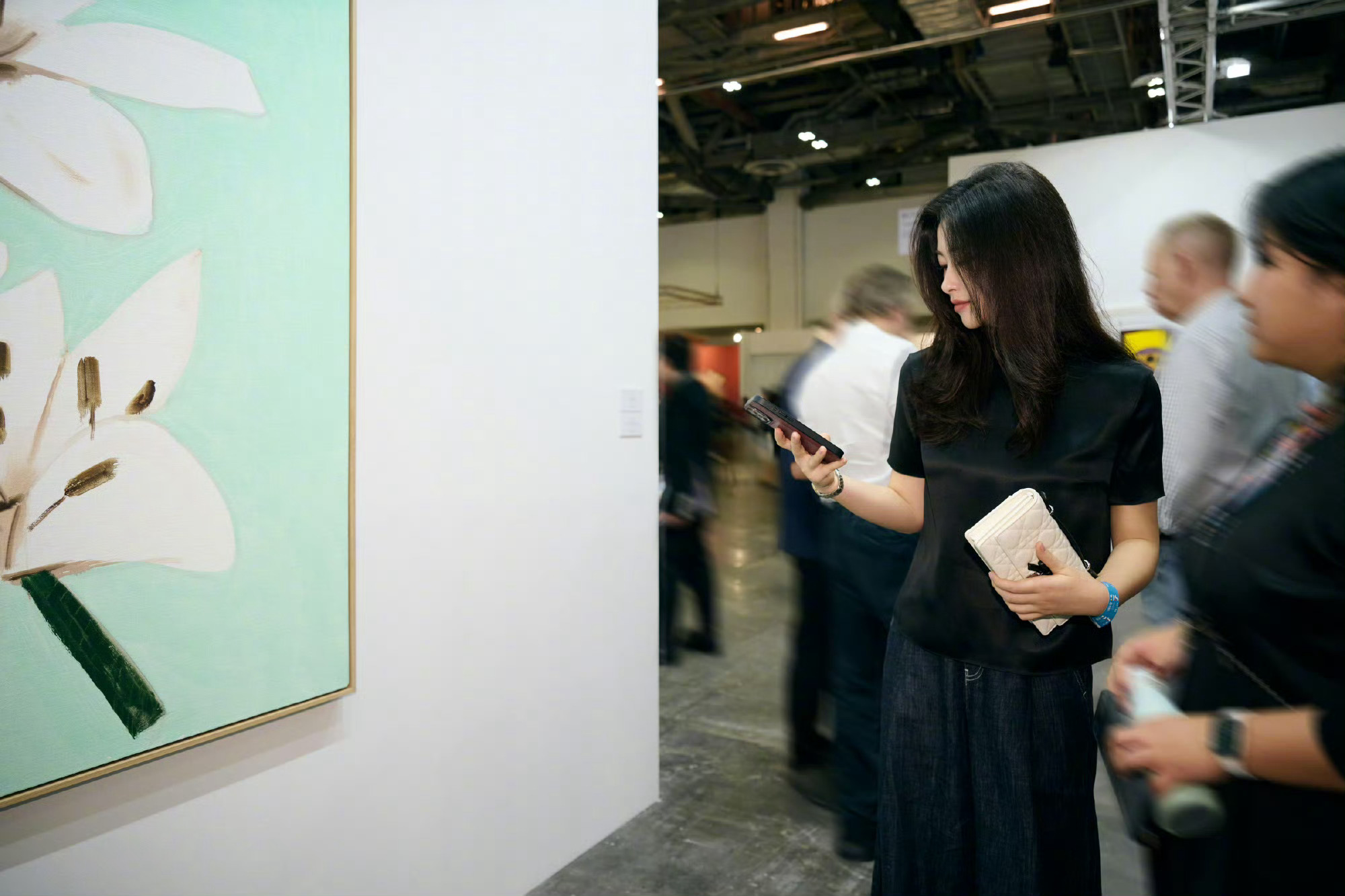 网友新加坡偶遇朱珠看展，专注神情尽显艺术气质