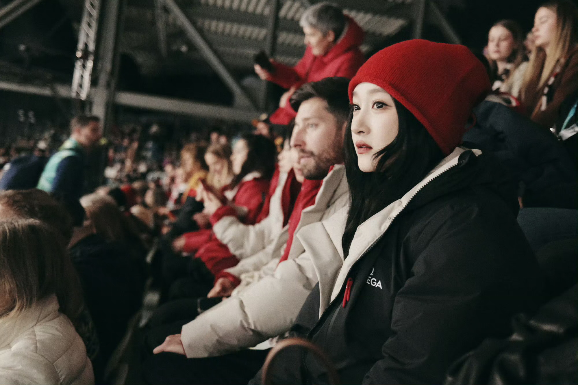 关晓彤穿中国队应援红装现身冬奥赛场