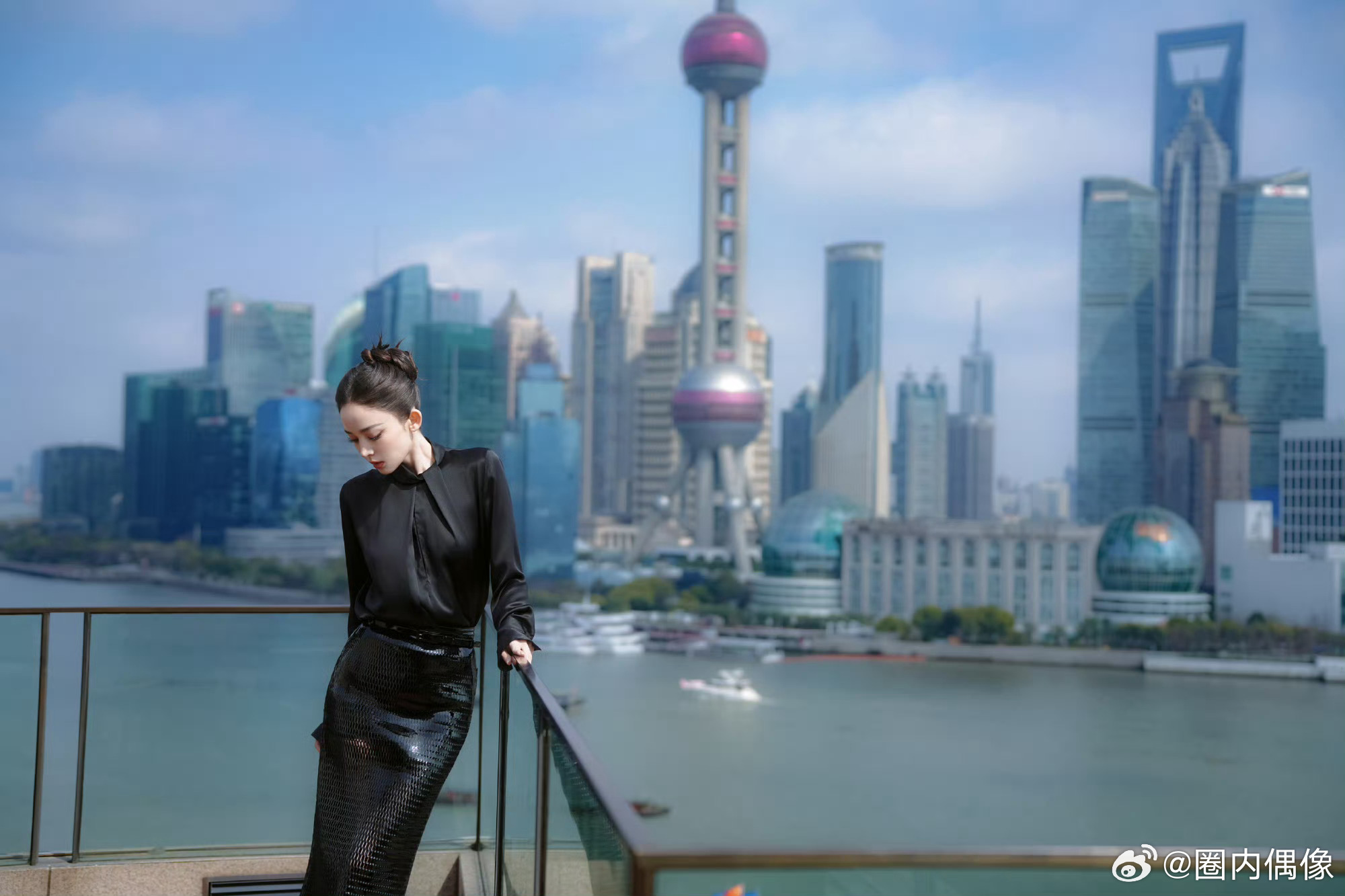 娜扎浦江畔随拍东方明珠成背景板