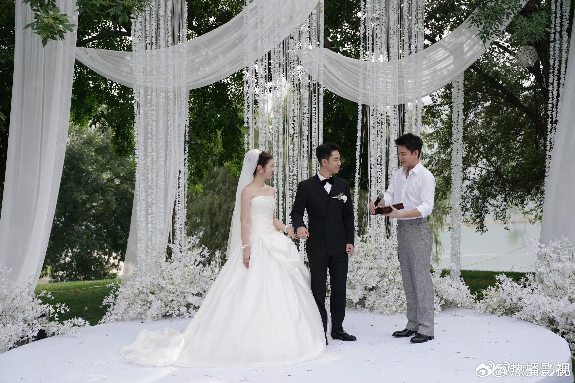 贾乃亮参加经纪人婚礼，送豪车当新婚礼物
