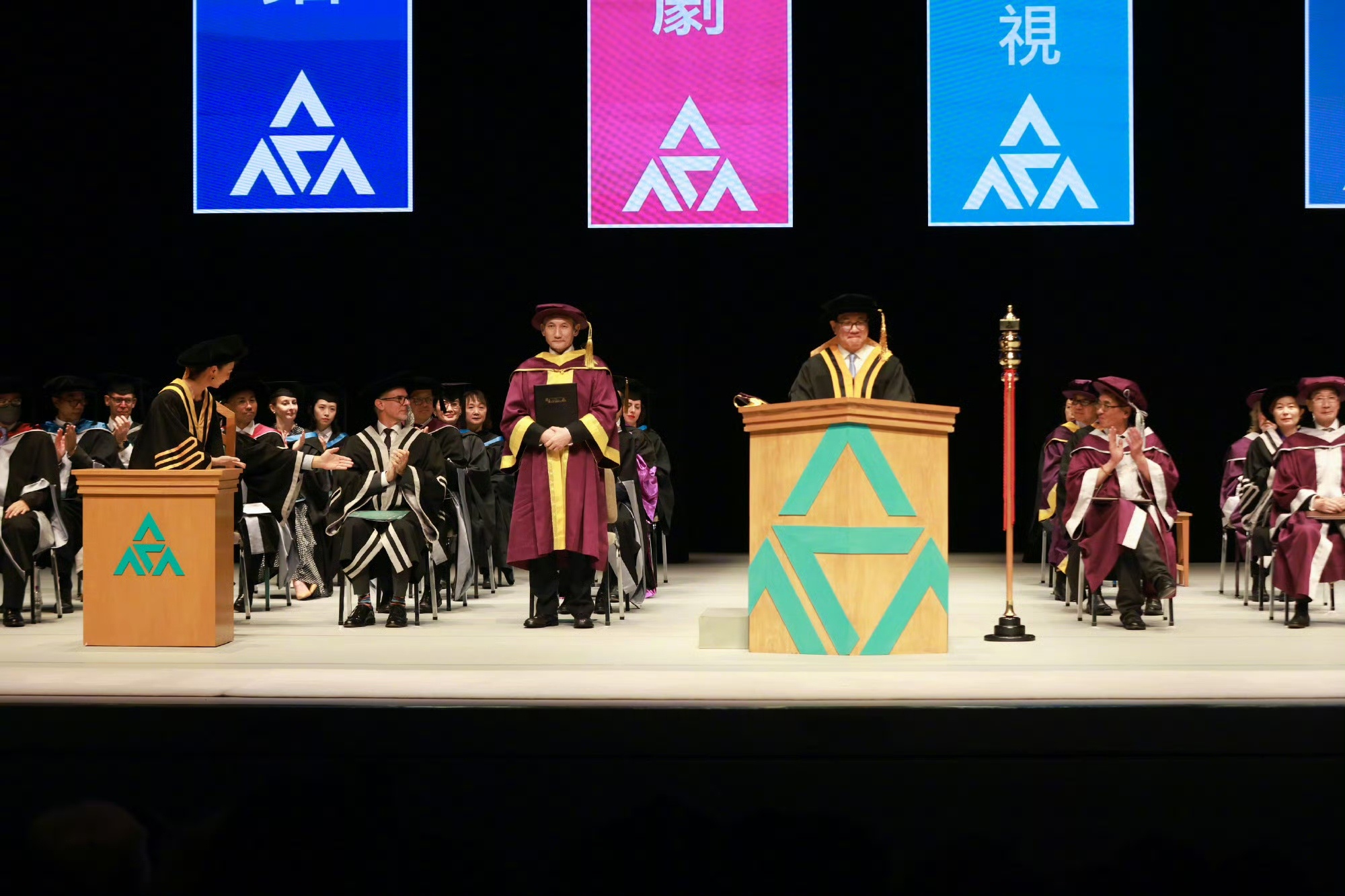 徐克获香港演艺学院荣誉博士学位，林青霞现场献花祝贺