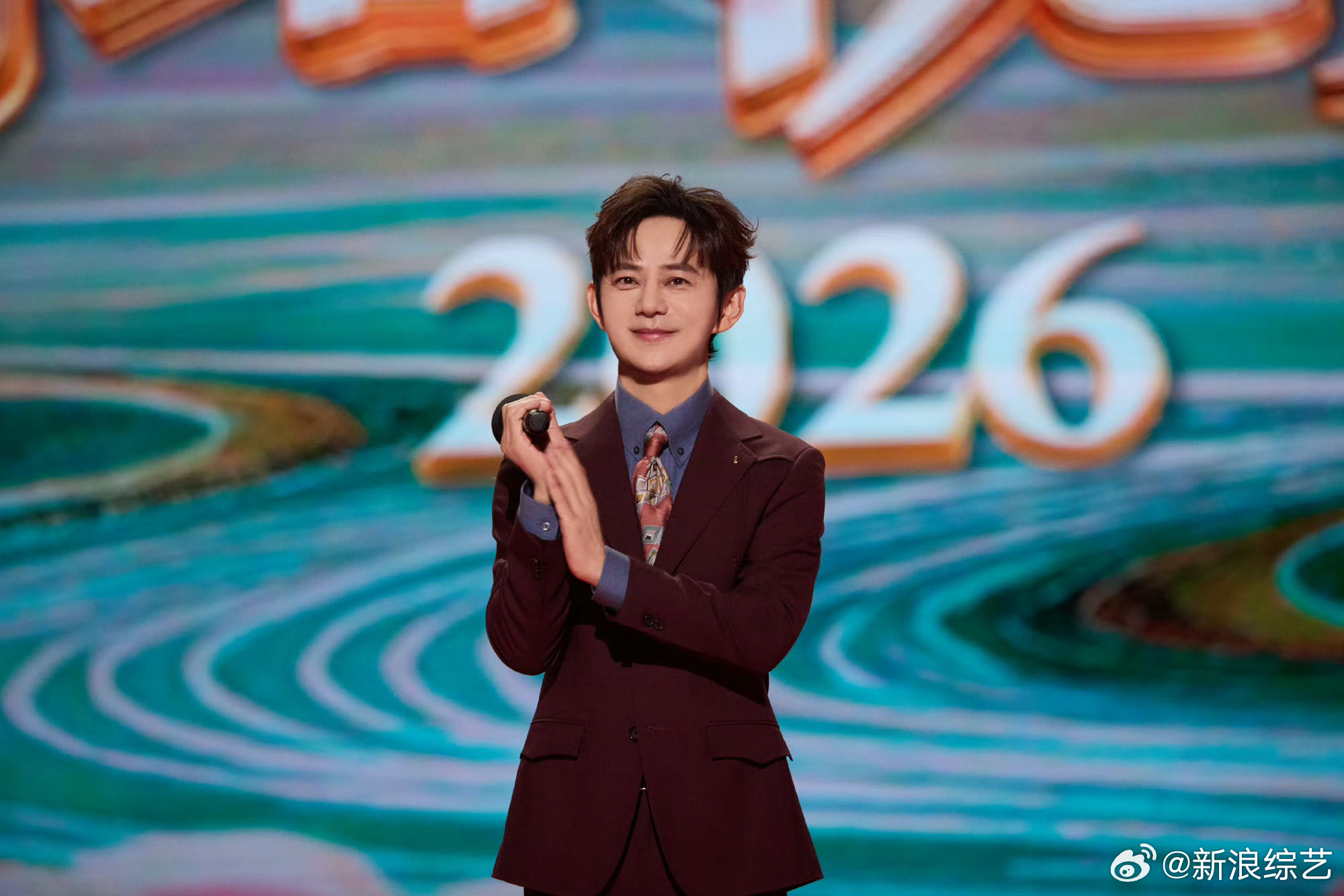 何炅带伤主持湖南卫视春晚，周深暖心回应