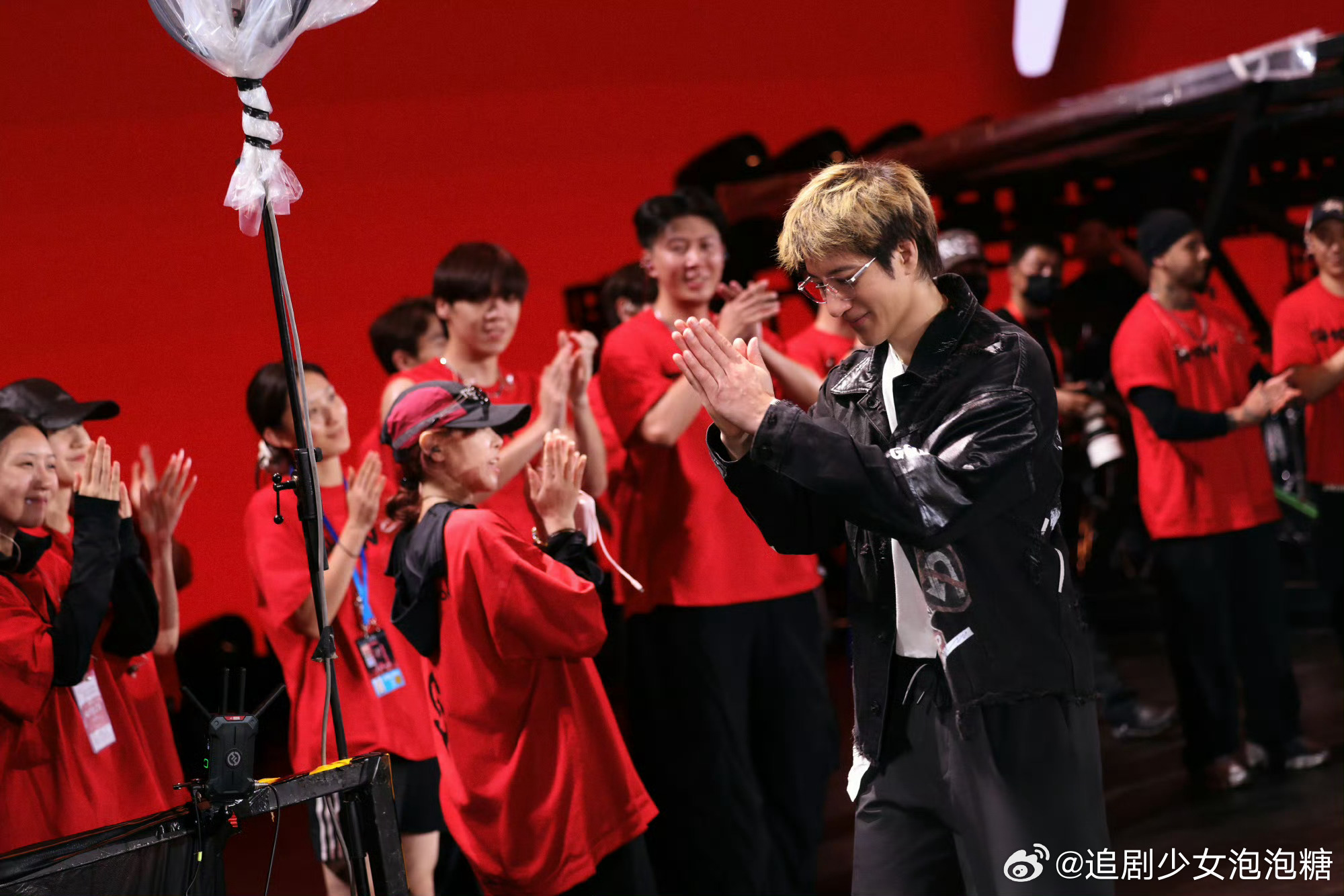 王力宏重庆演唱会开唱，吃自助火锅被辣到