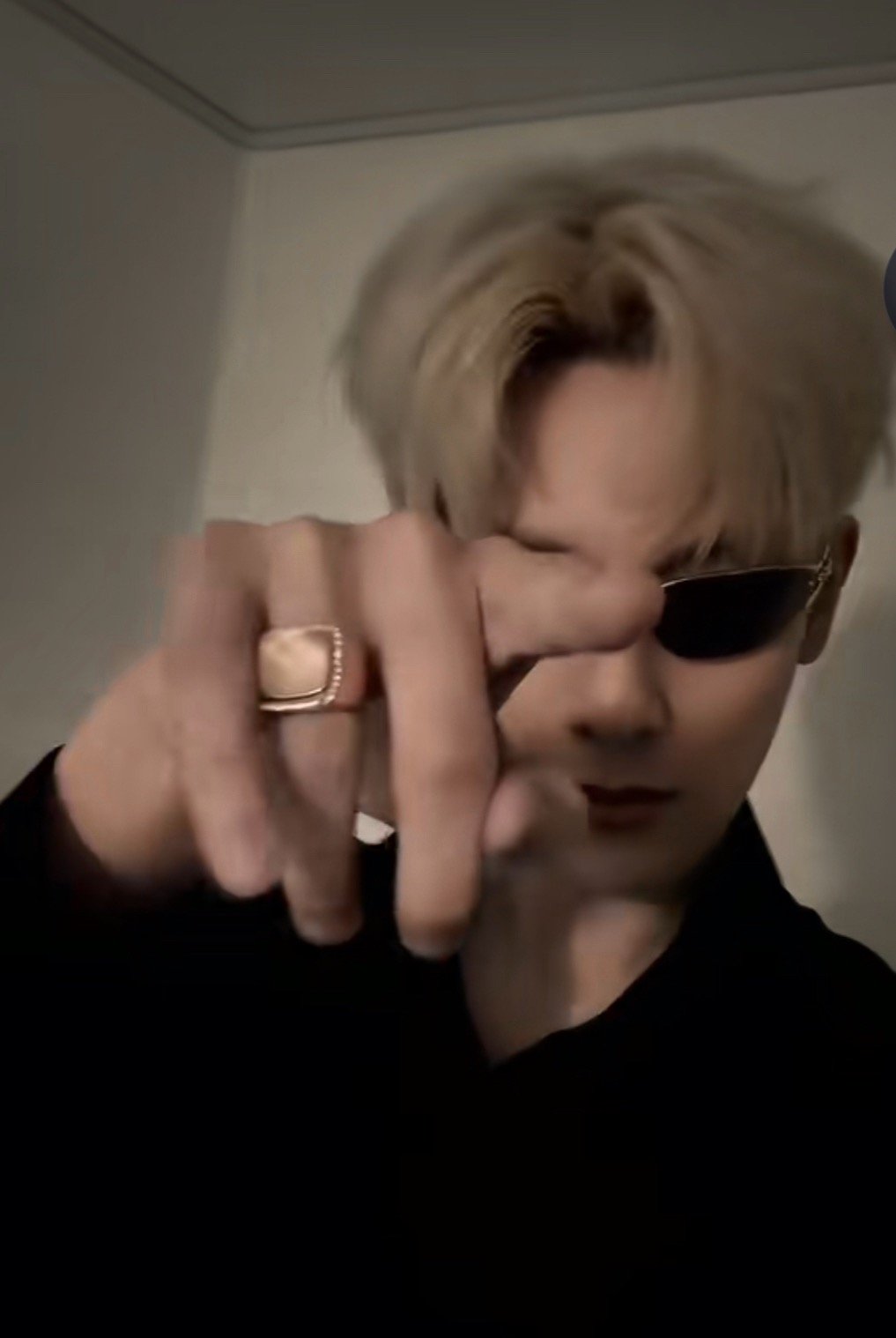 胡先煦发布nobaby手势舞视频