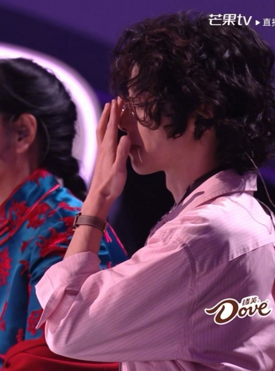 华晨宇粉色卷毛造型亮相声鸣远扬直播