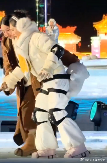 谢娜长春冰雪赛未启先热，全副武装问穿搭