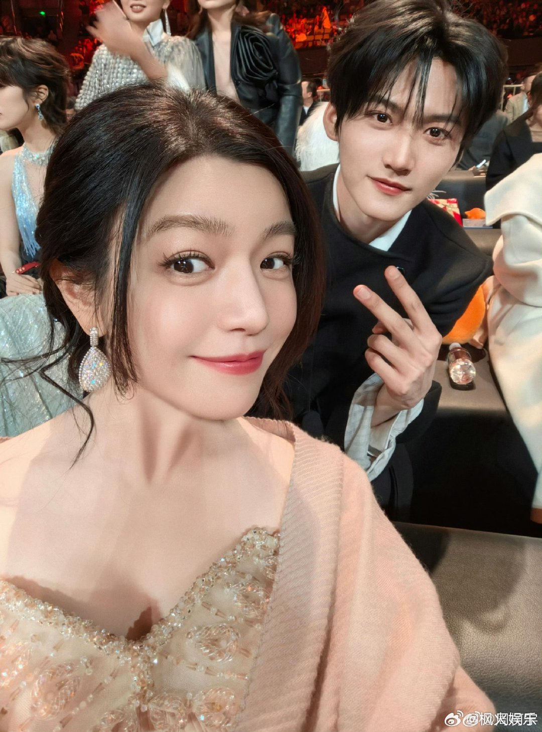 周柯宇晒与陈妍希合照