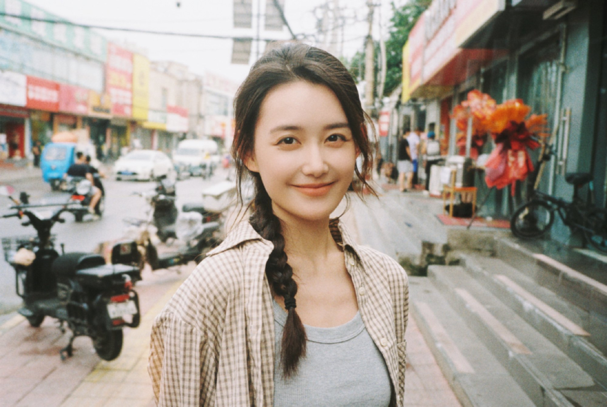 蒋依依粗麻花辫格纹衬衫，老街巷演绎县城文学女主