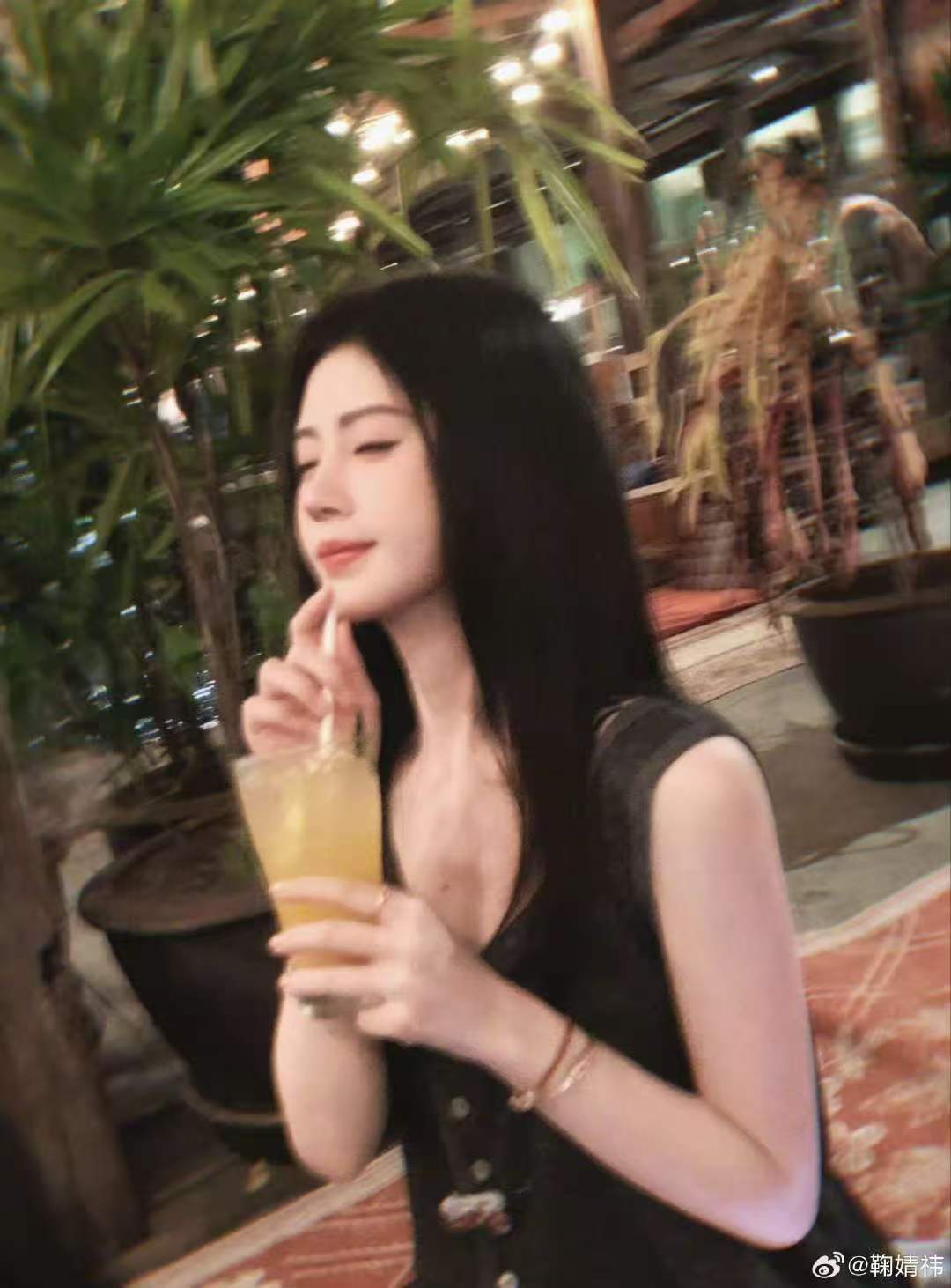 鞠婧祎水族馆live造型惊艳