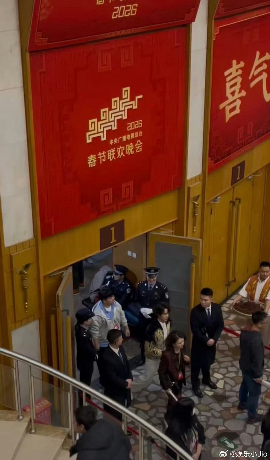 王一博短发造型亮相央视马年春晚备播