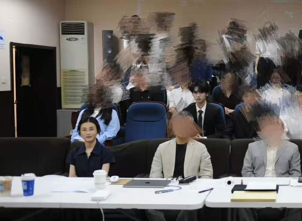 严浩翔毕业答辩合照现张子枫