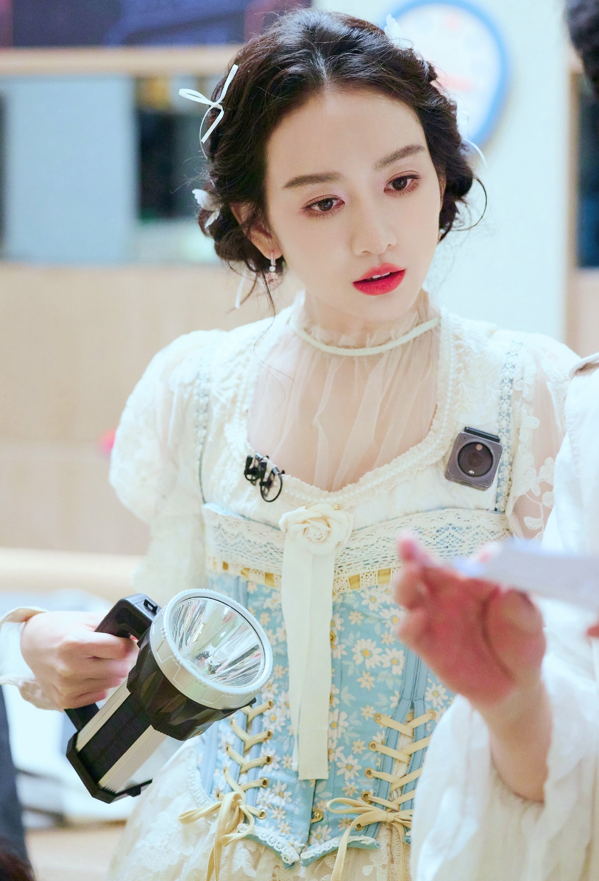 王鸥穿蕾丝公主裙，变回18岁感觉