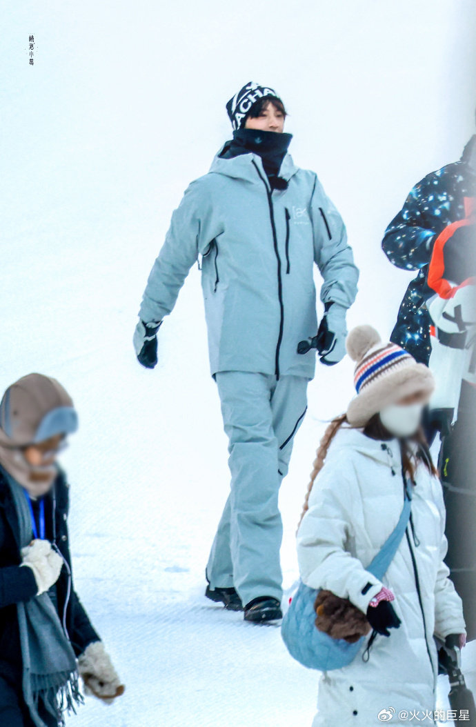 刘耀文综艺滑雪路透曝光，打招呼险摔倒
