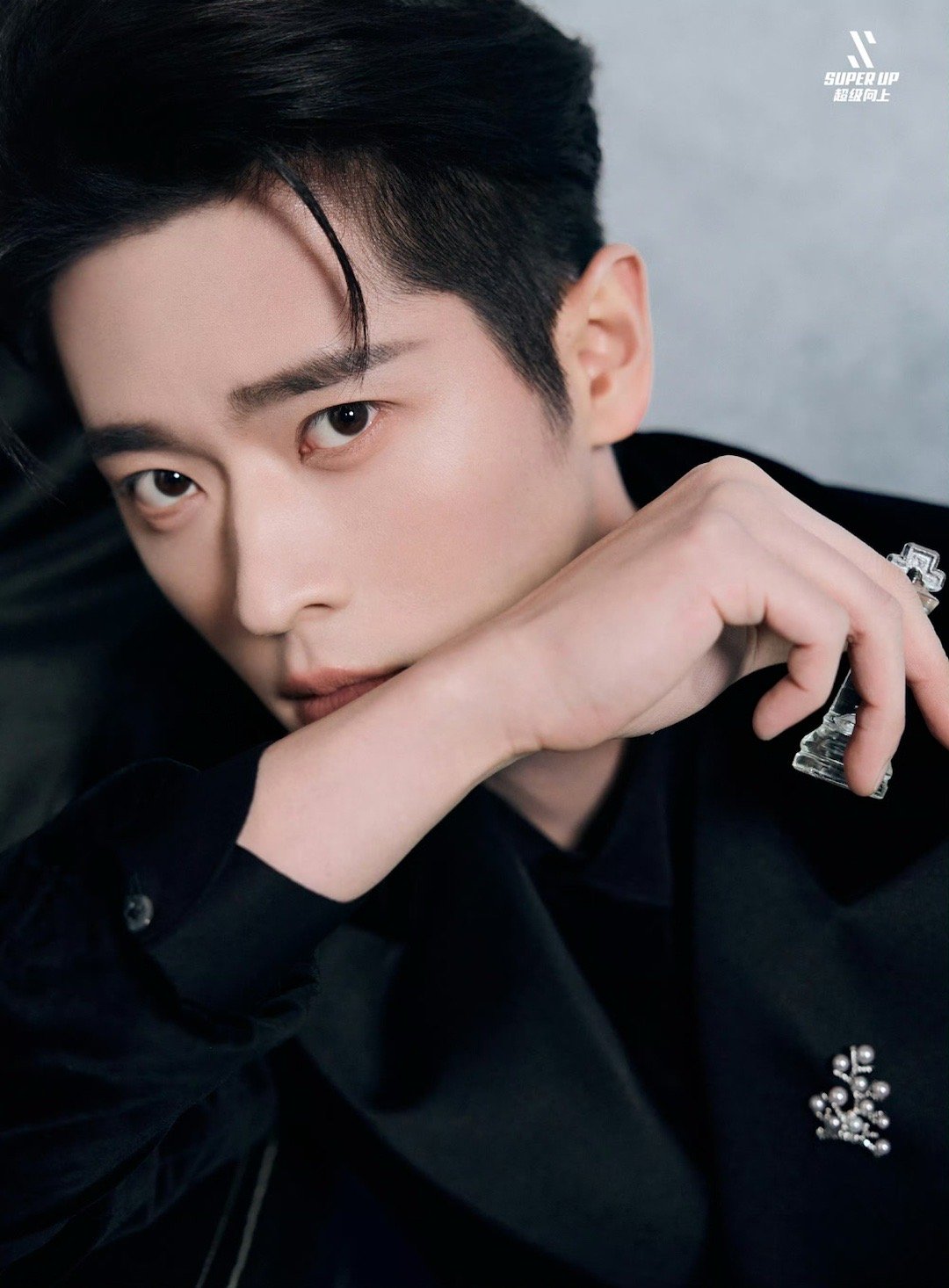 丞磊星光大赏造型贵气逼人，抬眸瞬间惊艳全场