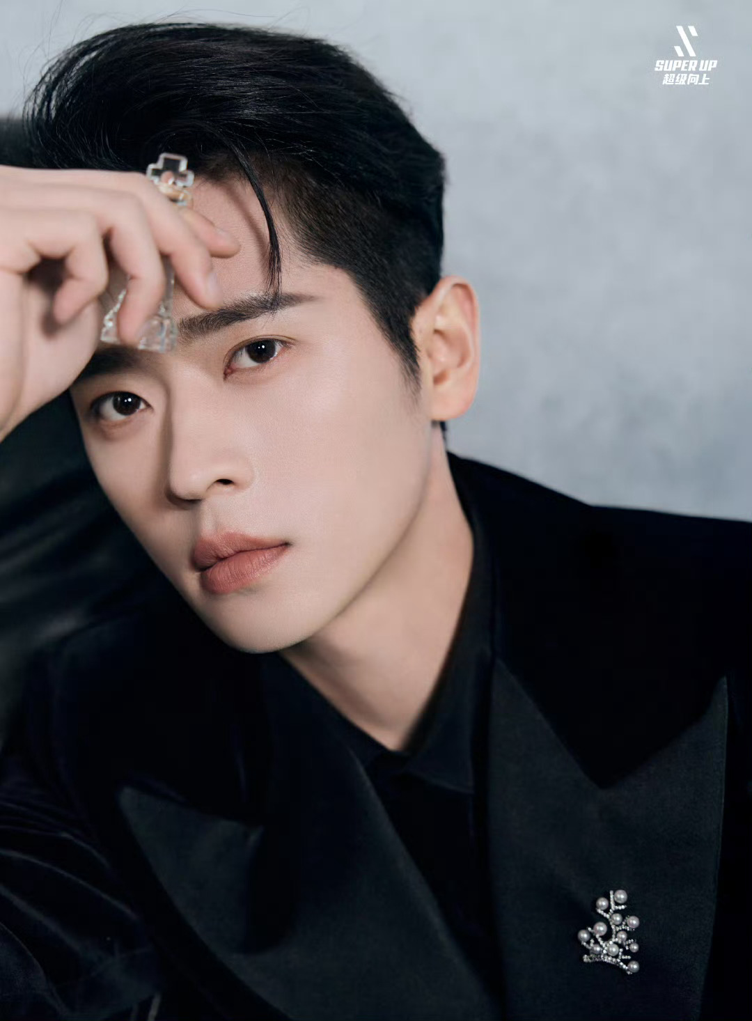 丞磊星光大赏造型清冷贵气引热议