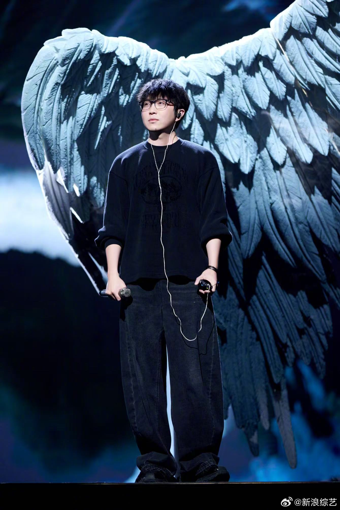 毛不易跨年背翅膀造型引期待，江苏卫视晚会将唱《不染》《牧马城市》