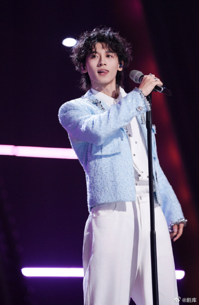 张卓尔直播称马韬帅似谢霆锋