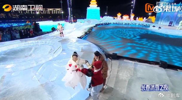 谢娜长春冰雪之夜接力频摔倒，队友集体牵手助力