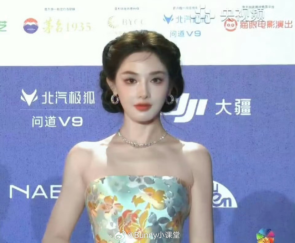 彭小苒北影节红毯造型引热议，网友质疑其容貌变化
