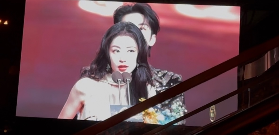 周雨彤代张天爱领奖，张天爱因病缺席