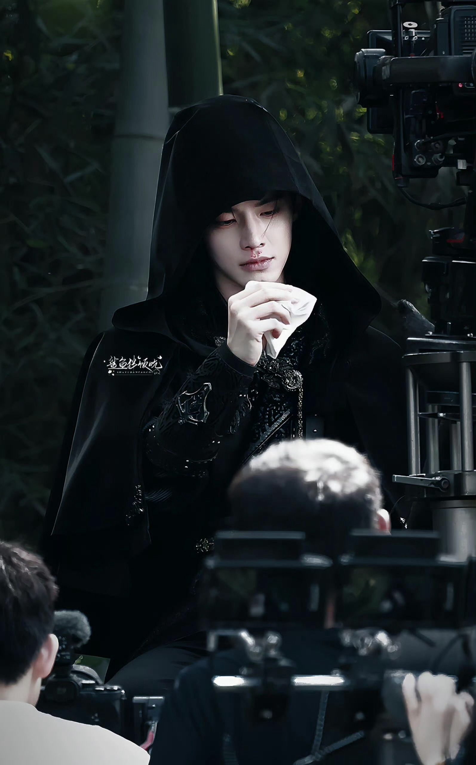 何与新剧诡面男爵造型曝光，两部待播剧覆面造型引期待