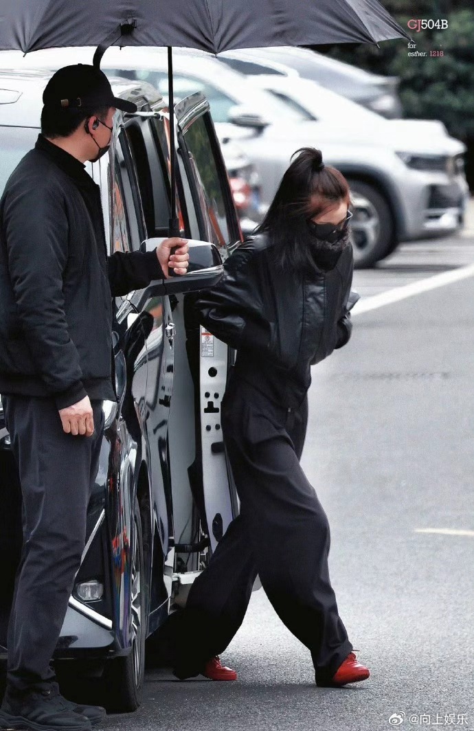 虞书欣allblack高马尾造型亮相，纤细腰身引期待