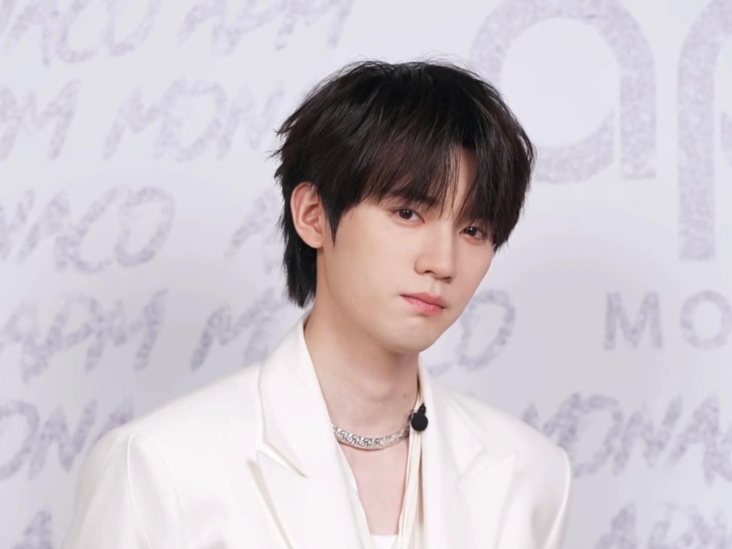 周翊然白衣造型释出，生图颜值在线气质出众